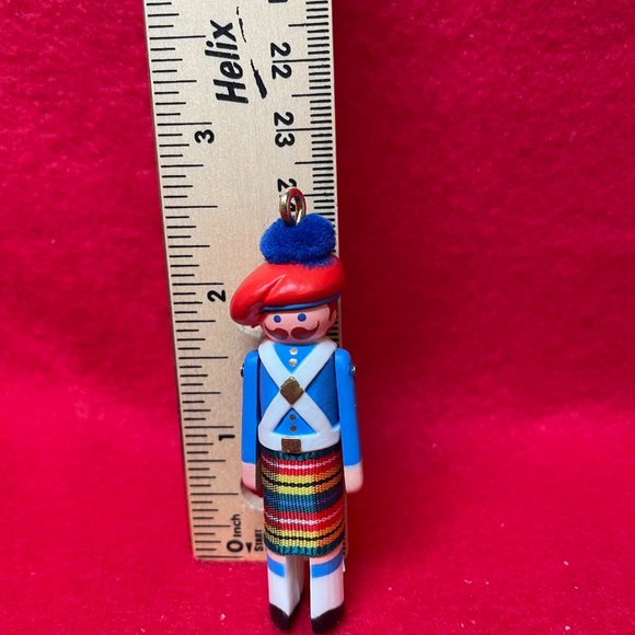 Scottish Highlander Clothespin Soldier Hallmark Ornament - Picture 5 of 6